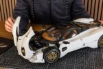 Miniatura diecast Pagani Utopia Coupé na cor Bianco Perla em escala 1/8, kit de montagem HK123 sobre fundo neutro