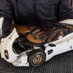Miniatura diecast Pagani Utopia Coupé na cor Bianco Perla em escala 1/8, kit de montagem HK123 sobre fundo neutro