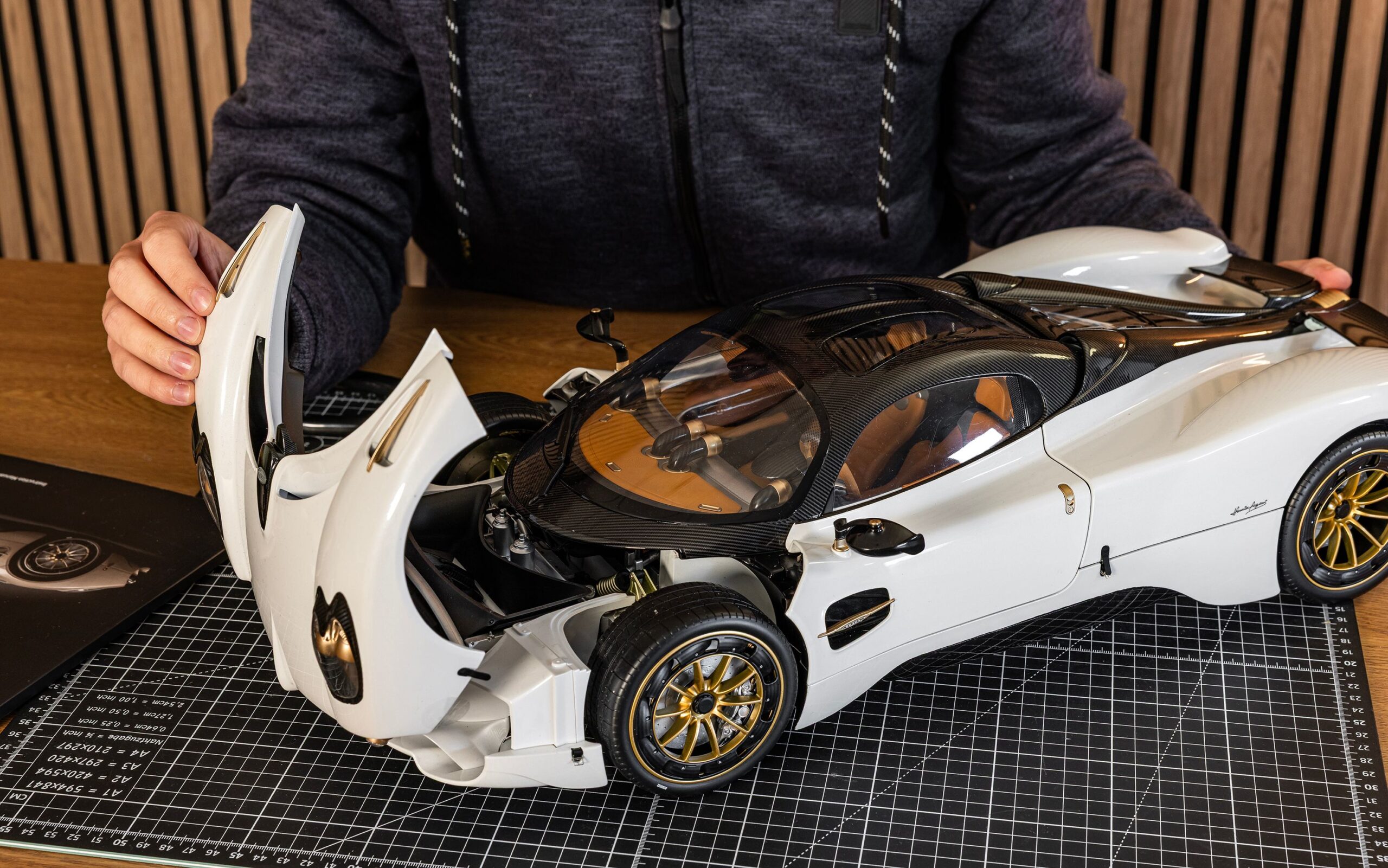 Miniatura diecast Pagani Utopia Coupé na cor Bianco Perla em escala 1/8, kit de montagem HK123 sobre fundo neutro